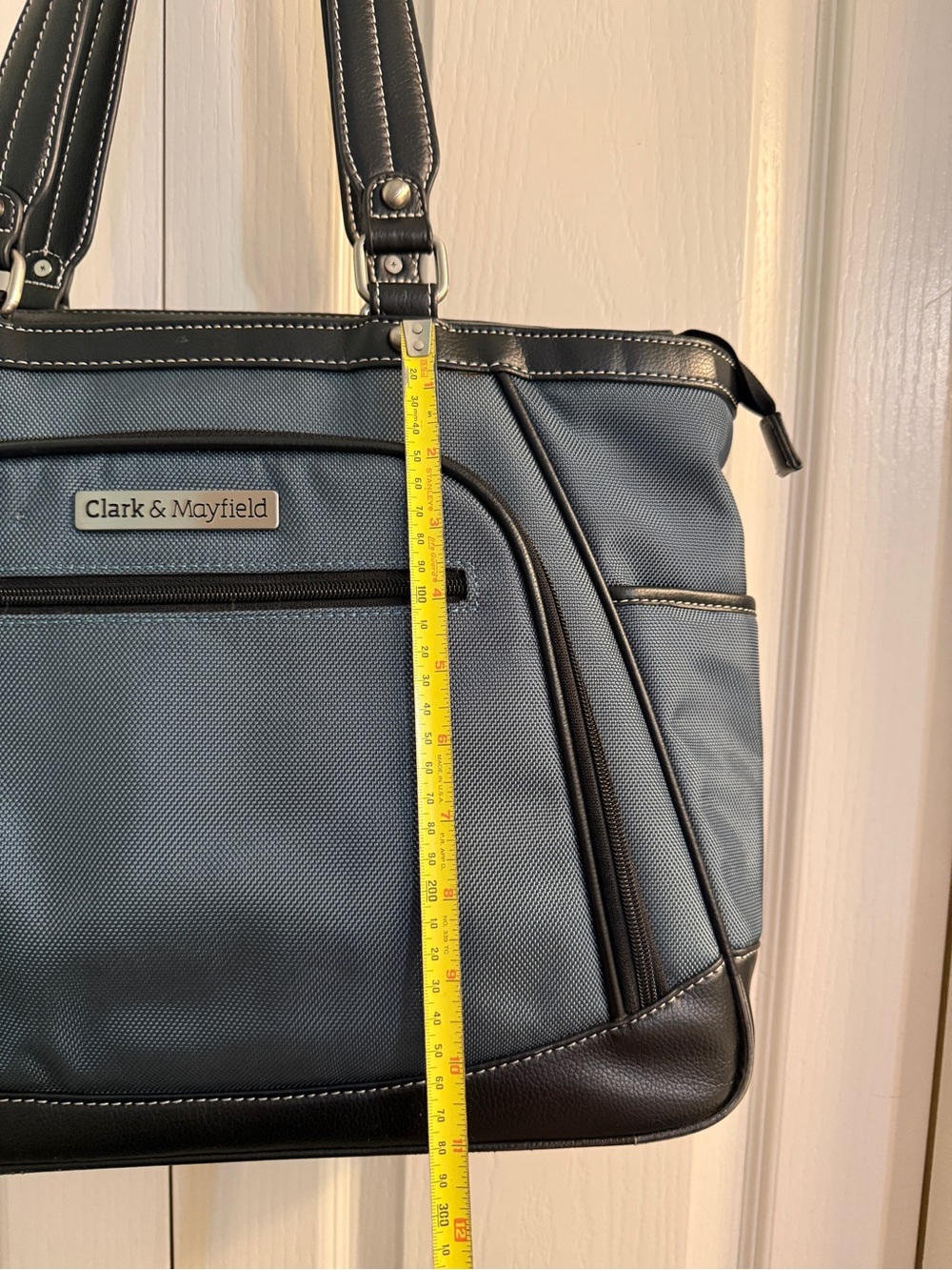 Elegant Laptop Shoulder Bag - spacious for any professional on the go - Picture 14 of 16